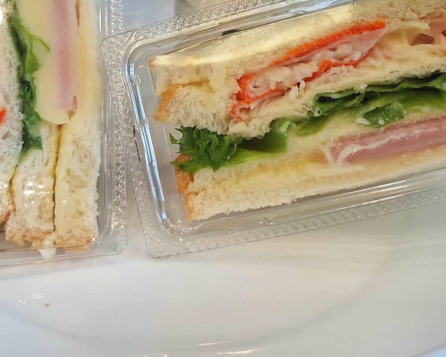 Сэндвич с крабовыми палочками и яичницей