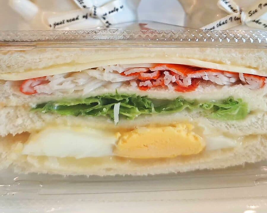 Сэндвич с ветчиной, сыром и яичницей